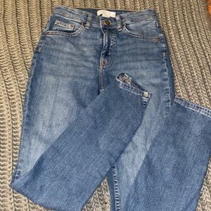 H&M medium wash jeans in size 2 !